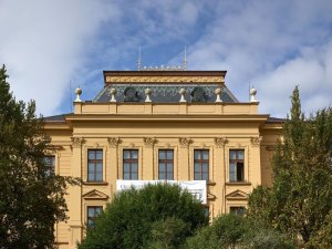 Budova Filozofické fakulty Univerzity Hradce Králové má v architektonicko-urbanistickém kontextu města výraznou pozici.