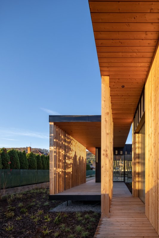 Rodinný dům v obci Borinka na Slovensku, ateliér Kubis Architekti: V realizaci jsou výrazně uplatněny přírodní materiály. Konstrukci domu tvoří CLT panely, izolace je řešená dřevovláknem