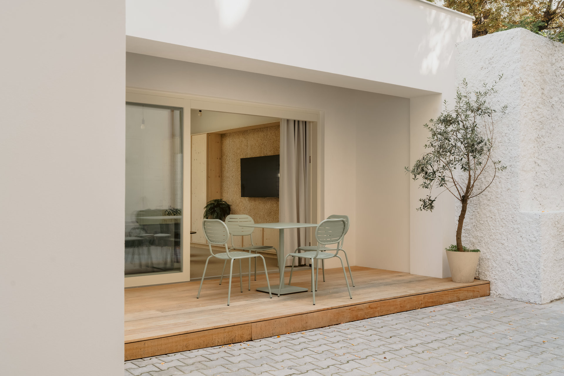 ...i když všude kolem jsou činžáky. (Byt ve vnitrobloku; BekArch)