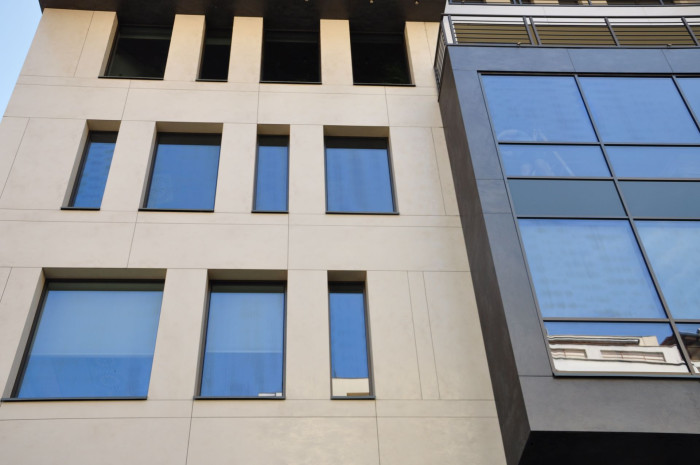 Velkoformátové keramické obklady představují odolné a esteticky variabilní řešení fasád s minimální tloušťkou od 5 mm.