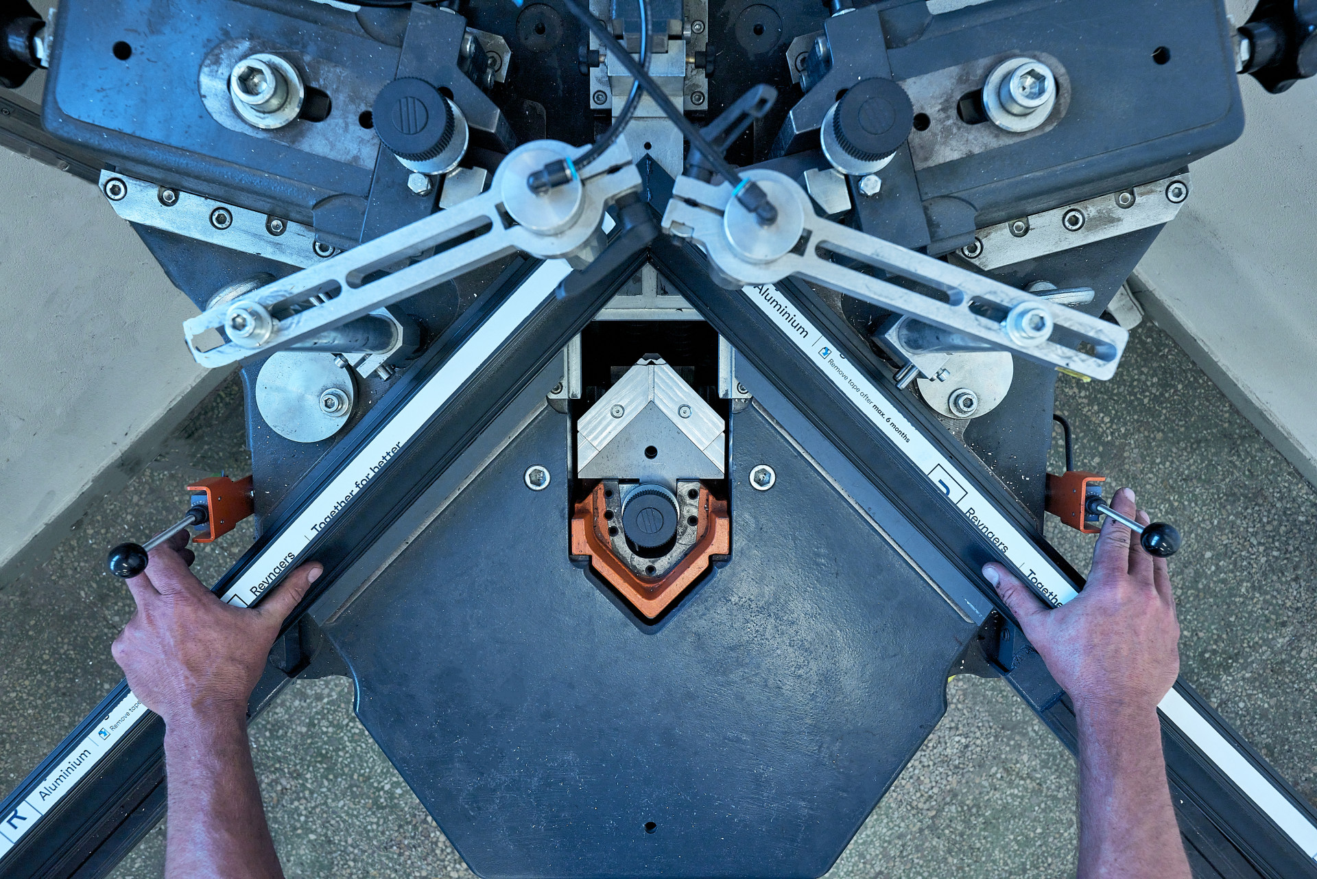 HI okna jsou produktovou značkou společnosti HINTON. Zaměřují se na kompletní dodávku a realizaci hliníkových oken, dveří a fasád