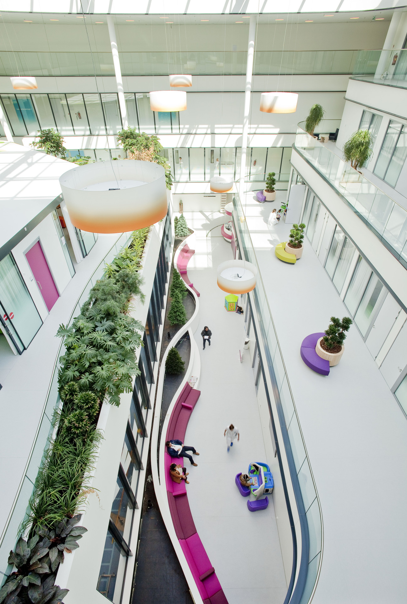 Prostředí dětské nemocnice Haga Juliana v nizozemském Haagu doplnila přirozeně antibakteriální podlaha Marmoleum ve světle šedém odstínu 3860