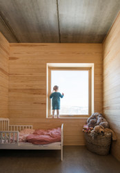 Červený dům z betonu v Lillehammeru, Sanden + Hodnekvam Architects/ John Sanden, Ingvild Hodnekvam, Anders Bjørneseth.