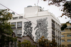 Nový murál v Holešovicích od Nitzan Mintz a Dede Bandaid