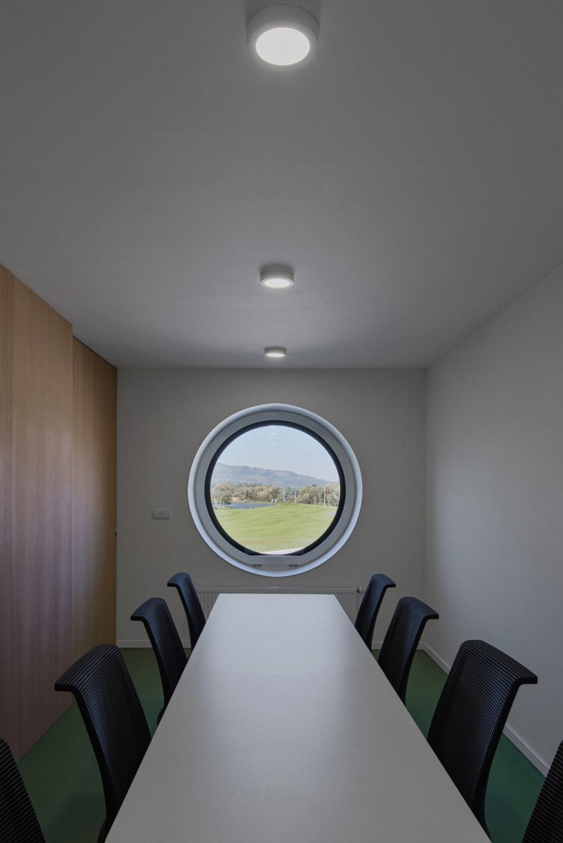 Zázemí údržby golfového rezortu v Ostravici pod Lysou horou od PAPOUSEK & SILHAN ARCHITECTS
