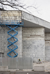 Demontáží kamenných obkladů byla také demolice staveb zahájena. Počítá se s využitím mramoru v rámci Nového Istropolisu, podobně jako v případě původních uměleckých děl, které se podařilo zachovat.