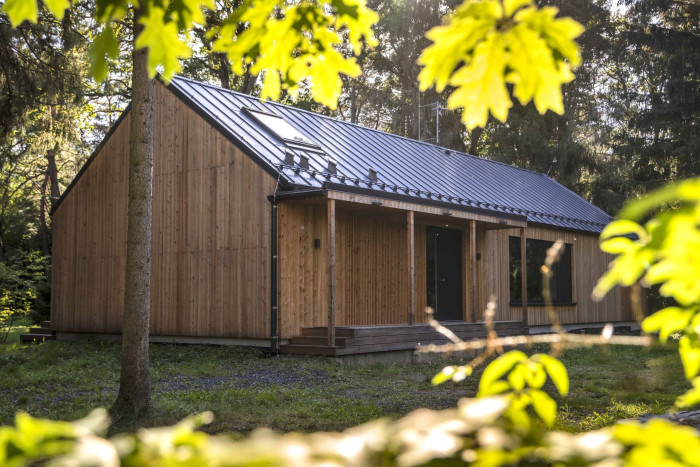 Základní stavební materiál – dřevo – je nejen ekologický a obnovitelný, ale zároveň esteticky nadčasový.(Moderní dřevostavba v Kersku, arch. návrh Labor 13, generální dodavatel VESPER HOMES)