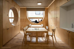 Relaxovat se tu dá na mnoho způsobů - dají se využít i okenní parapety. (Nízkoprahový klub Relax, atakarchitekti)