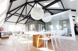 Marek Svoboda, Podkrovní byt Praha 7, pohled z jídelny - foto