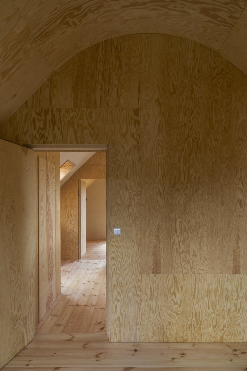 Oblouk vytváří speciální řešení kleštiny, která svazuje krokve. (Casa De Mi Luna, Studio Circle Growth)