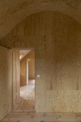 Oblouk vytváří speciální řešení kleštiny, která svazuje krokve. (Casa De Mi Luna, Studio Circle Growth)