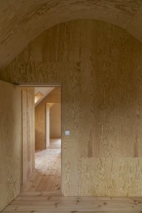 Oblouk vytváří speciální řešení kleštiny, která svazuje krokve. (Casa De Mi Luna, Studio Circle Growth)