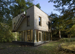 Dům mezi stromy v Senohrabech, sporadical