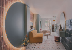 „Třešničkou na dortu“ je atypické, na míru vyrobené osvětlení z dřevěného panelu. (TUR House, OOIIO)na míru z dřevěného panelu. (TUR House, OOIIO)