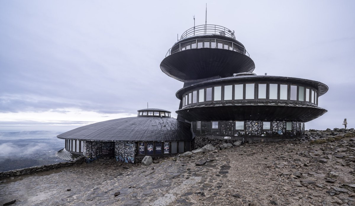 Vysokohorská meteorologická observatoř na Sněžce byla realizována podle návrhu Witolda Lipińského mezi lety 1968 a 1974.