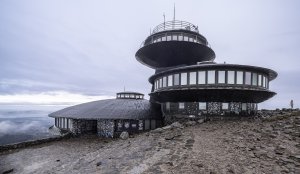 Vysokohorská meteorologická observatoř na Sněžce byla realizována podle návrhu Witolda Lipińského mezi lety 1968 a 1974.