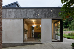 Podél nové stavby vede betonová rampa (Krafferova zahrada v Jindřichově Hradci od matěj šebek architekti a Ateliér Za Mák)