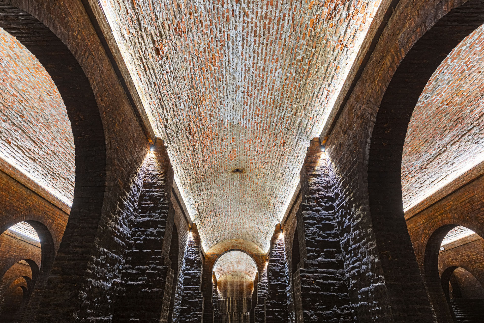 Má několik valeně klenutých lodí, celkový objem vodojemu je více než 9,5 milionu (Rekonstrukce areálu vodojemů na Žlutém kopci v Brně, David Prudík architekti)