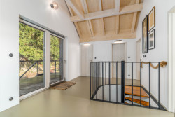 3K Architects zrekonstruovali rekreační chatu na Benešovsku na pozemku s ojedinělým severským rázem