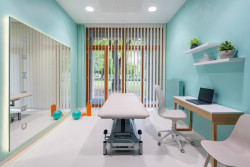 Interiér rehabilitačního centra CRIMED v Poděbradech od designérky Kateřiny Kersey a architektky Lucie Náhlovské