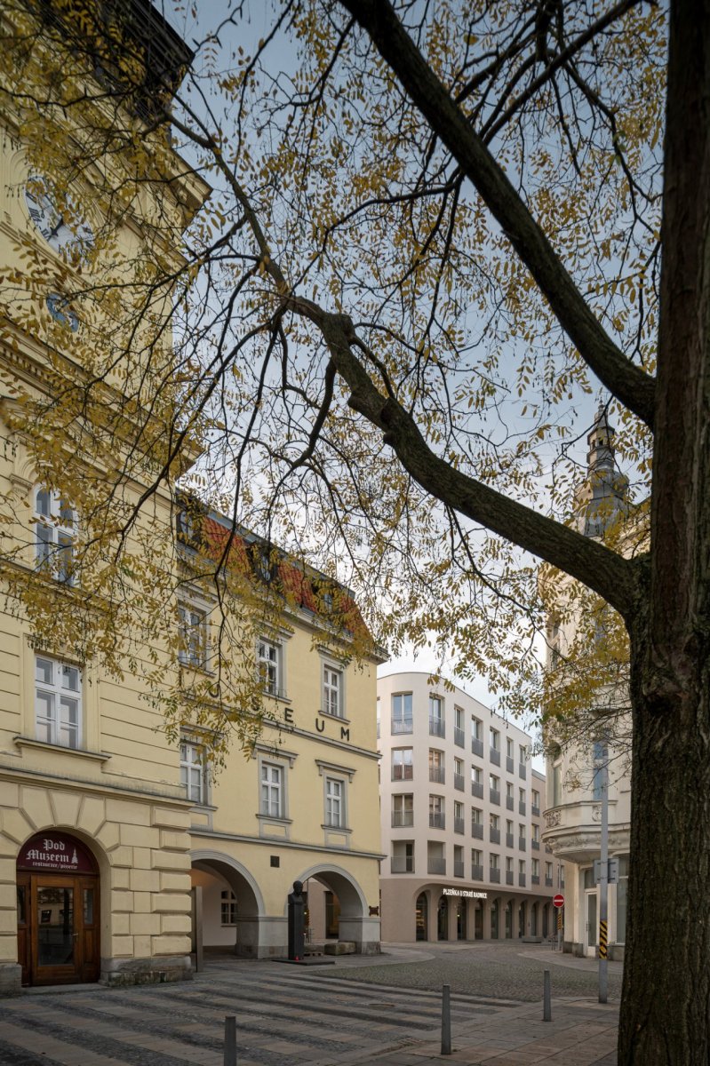 Měřítko je přizpůsobeno okolí, nový blok své soused nepřevyšuje. (Bytový dům Nové Lauby v Ostravě, ateliér znamení čtyř - architekti)