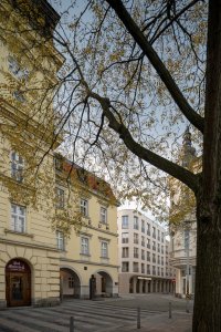 Měřítko je přizpůsobeno okolí, nový blok své soused nepřevyšuje. (Bytový dům Nové Lauby v Ostravě, ateliér znamení čtyř - architekti)