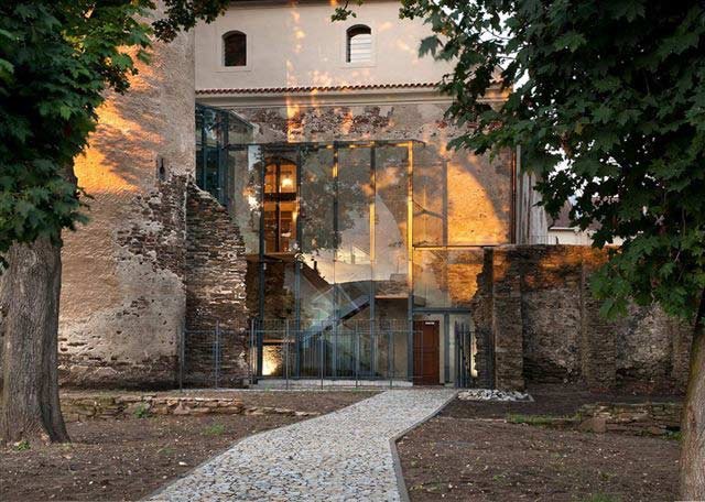 Vestavba skleněného kontejneru s městskou knihovnou do středověkého hradu v Soběslavi, Jaromír Kročák, 2010. Zdroj: Atelier Kročák