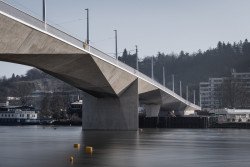 Pohledový beton s bílým cementem, který bylo nutné dovážet ze Slovenska. (Pražanům se otevře Dvorecký most; ATELIER 6)
