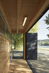 Černé zalamovací dveře
(Občerstvení U Prutu, Prokš Přikryl architekti)