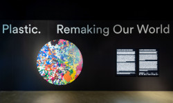 Vitra Design Museum představuje výstavu věnovanou minulosti i budoucnosti plastu