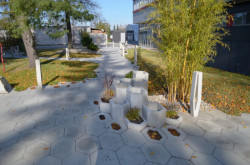 Park společnosti SVCS Process Inovation ve Valašském Meziříčí s mobiliářem H-E-X od PRESBETON, Next Level Studio/ Michal Kutálek.