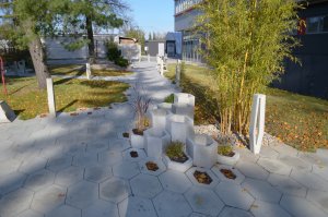 Park společnosti SVCS Process Inovation ve Valašském Meziříčí s mobiliářem H-E-X od PRESBETON, Next Level Studio/ Michal Kutálek.