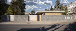 Z rušné ulice je dům ukrytý za zdí. (Villa Lamella, A69 architekti)