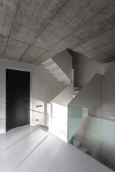 Dominantou domu se stalo skulpturální schodiště propojující všechna obytná patra. (Chata JARO u Prahy, edit! architects)