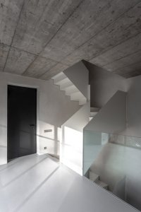 Dominantou domu se stalo skulpturální schodiště propojující všechna obytná patra. (Chata JARO u Prahy, edit! architects)