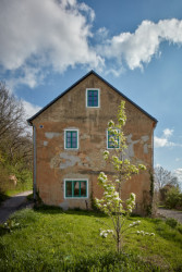 Rekonstrukce hostince Na Lisu v Brzánkách, Jan Veisser: Ještě v padesátých letech fungoval jako hospoda, poslední dvě dekády už chátral