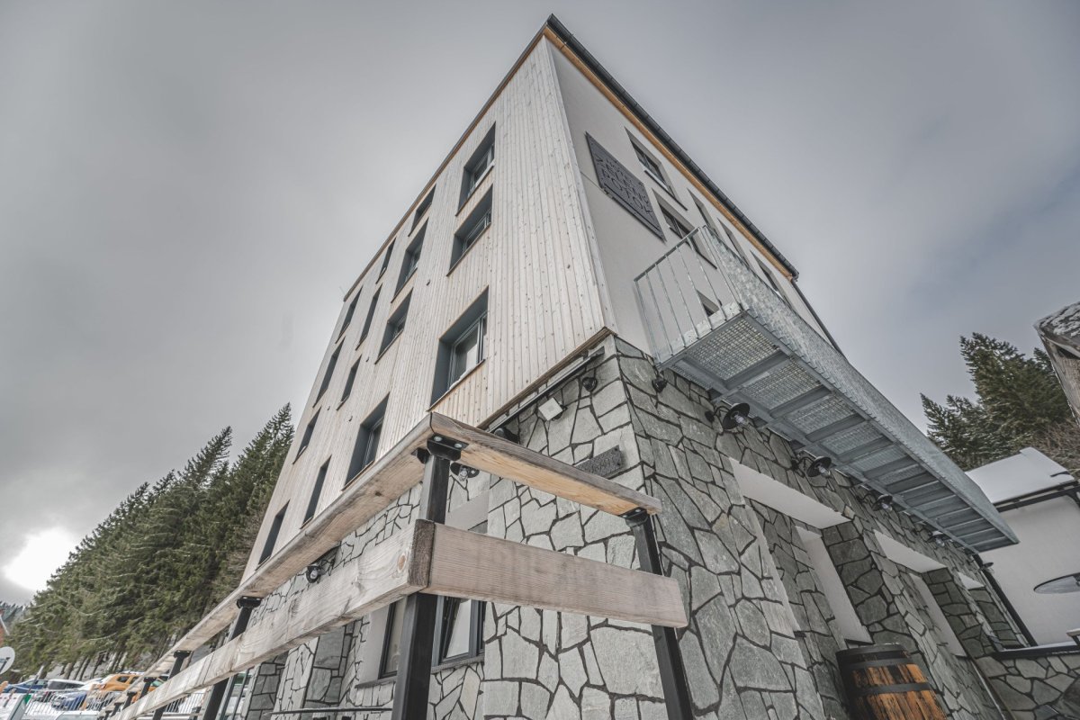 Studio Gebas realizovalo v Peci pod Sněžkou Hotel Zelený potok zahalený do dřeva.