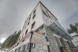 Studio Gebas realizovalo v Peci pod Sněžkou Hotel Zelený potok zahalený do dřeva.