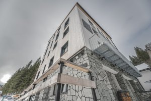 Studio Gebas realizovalo v Peci pod Sněžkou Hotel Zelený potok zahalený do dřeva.