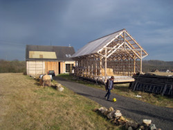 Rekonstrukce stodoly v Želině nedaleko Kadaně na bydlení. Při této práci se architekt seznámi s regionem plným elektrických stožárů. (Josef Čančík; Wichterkreuz – návrat zmizelého)