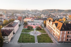 Centrum Červeného Kostelce rozzářilo veřejné prostranství červené barvy. 2021 architekti, realizace 2021