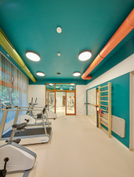 Interiér rehabilitačního centra CRIMED v Poděbradech od designérky Kateřiny Kersey a architektky Lucie Náhlovské