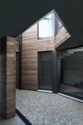 Houses of Cards, Dog House, Elastico Farm