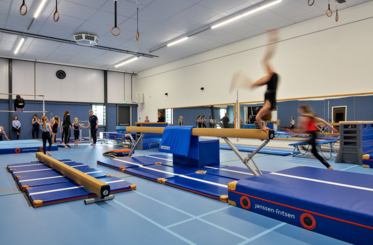 Sportovní hala ETB Sombroek ve městě Edam-Volendam v Nizozemsku od studia Kuiper Steur Architecten