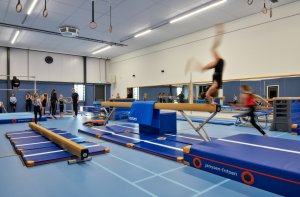 Sportovní hala ETB Sombroek ve městě Edam-Volendam v Nizozemsku od studia Kuiper Steur Architecten
