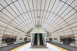 Vláknocementové desky mají využití v mnoha interiérech - v restauracích, galeriích, stanicích metra i doma. (na obrázku MTA Subway Chinatown Station v San Franciscu, použití desky Carat Ivory 7099)