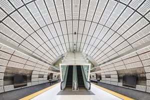 Vláknocementové desky mají využití v mnoha interiérech - v restauracích, galeriích, stanicích metra i doma. (na obrázku MTA Subway Chinatown Station v San Franciscu, použití desky Carat Ivory 7099)