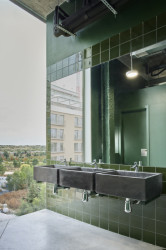 Umyvadla původně na praní. (Reggio škola v Madridu, Office for Political Innovation)