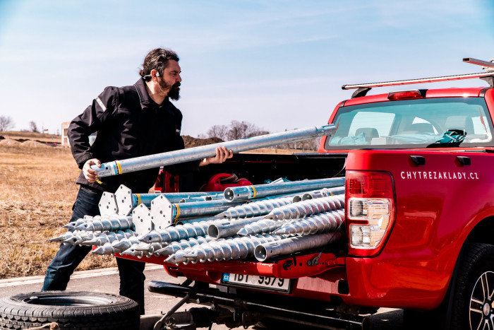 Zakládání dřevostaveb na zemních vrutech