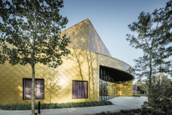 Multifunkční kulturní centrum v belgickém Kapellen obložené hliníkovými šablonami